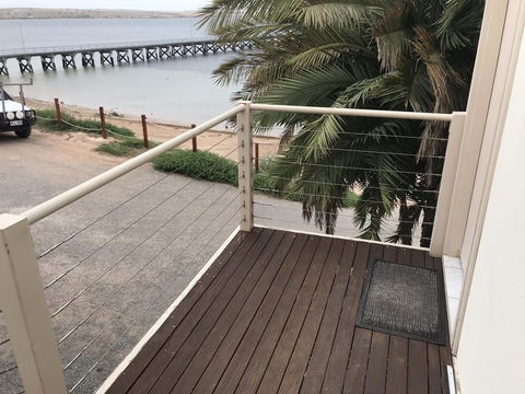 Beachside & Jetty View Apartment 6 - Captain\'s Apt - Accommodation Main Beach 10