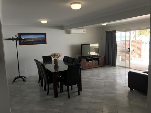 Beachside & Jetty View Apartment 6 - Captain\'s Apt - Accommodation Main Beach 27