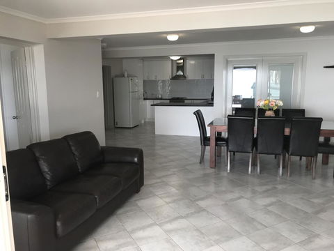 Beachside & Jetty View Apartment 6 - Captain\'s Apt - Accommodation Main Beach 32