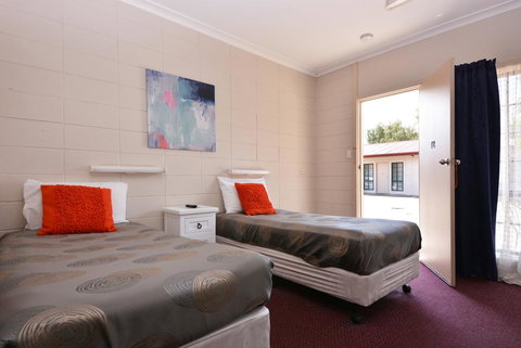 Motel Poinsettia - Accommodation Main Beach 30
