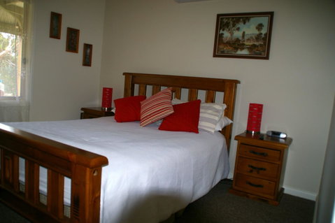 The Hakeas - Accommodation Main Beach 2