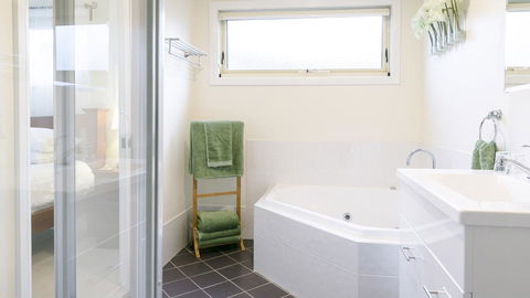 One Tree Bed And Breakfast - Accommodation Main Beach 9