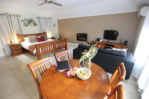 One Tree Bed And Breakfast - Accommodation Main Beach 16