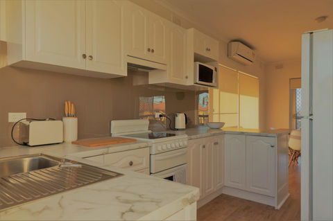 Henley Beach South, Amazing Views, Huge Private Balcony! - Accommodation Main Beach 16