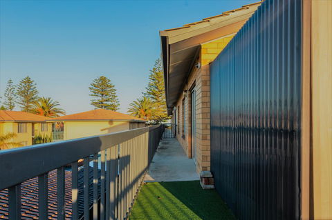 Henley Beach South, Amazing Views, Huge Private Balcony! - Accommodation Main Beach 19