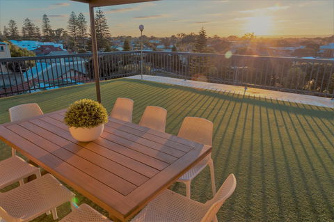 Henley Beach South, Amazing Views, Huge Private Balcony! - Accommodation Main Beach 0