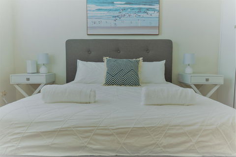 Henley Beach South, Amazing Views, Huge Private Balcony! - Accommodation Main Beach 6