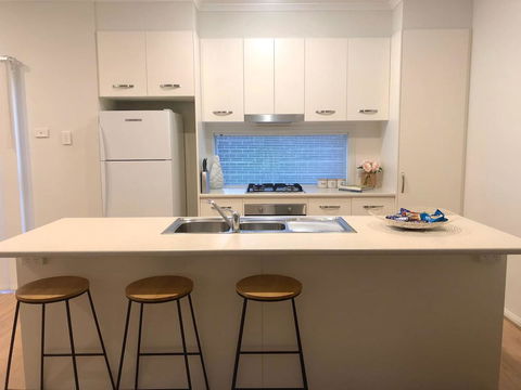 MODERN SPACIOUS 3 BR HOME - NEAR BEACH & AIRPORT - Accommodation Main Beach 9