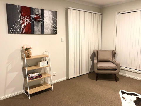 MODERN SPACIOUS 3 BR HOME - NEAR BEACH & AIRPORT - Accommodation Main Beach 6