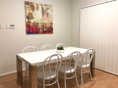 MODERN SPACIOUS 3 BR HOME - NEAR BEACH & AIRPORT - Accommodation Main Beach 10