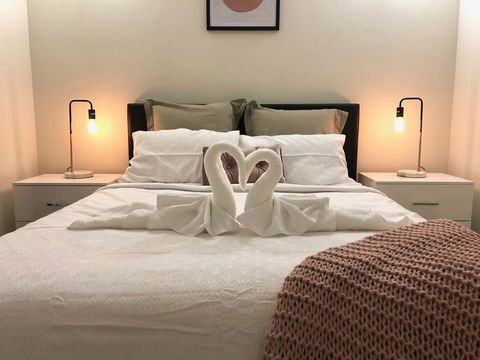 MODERN SPACIOUS 3 BR HOME - NEAR BEACH & AIRPORT - Accommodation Main Beach 1