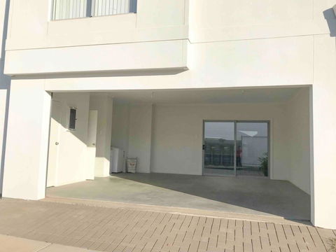 MODERN SPACIOUS 3 BR HOME - NEAR BEACH & AIRPORT - Accommodation Main Beach 13