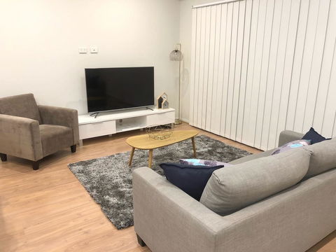 MODERN SPACIOUS 3 BR HOME - NEAR BEACH & AIRPORT - Accommodation Main Beach 7