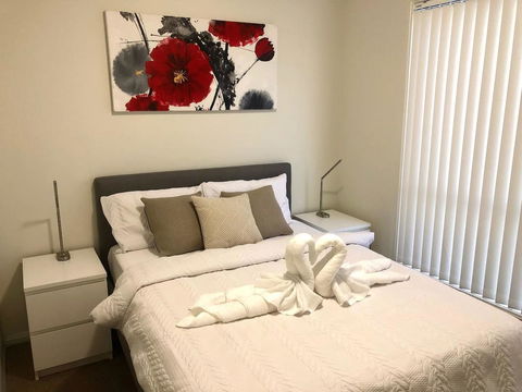 MODERN SPACIOUS 3 BR HOME - NEAR BEACH & AIRPORT - Accommodation Main Beach 2