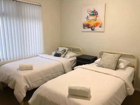 MODERN SPACIOUS 3 BR HOME - NEAR BEACH & AIRPORT - Accommodation Main Beach 3