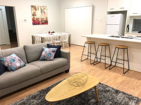 MODERN SPACIOUS 3 BR HOME - NEAR BEACH & AIRPORT - Accommodation Main Beach 8