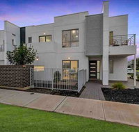 MODERN SPACIOUS 3 BR HOME - NEAR BEACH  AIRPORT - Accommodation Main Beach