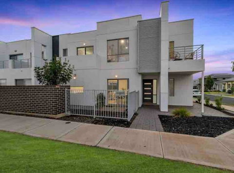 MODERN SPACIOUS 3 BR HOME - NEAR BEACH & AIRPORT - Accommodation Main Beach 0