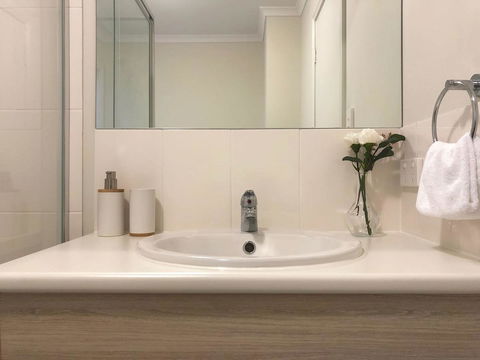 MODERN SPACIOUS 3 BR HOME - NEAR BEACH & AIRPORT - Accommodation Main Beach 4