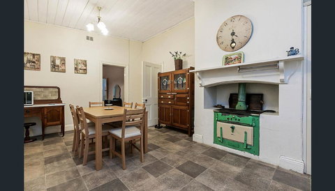 Treasured Memories Cottage - Accommodation Main Beach 4