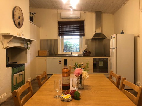 Treasured Memories Cottage - Accommodation Main Beach 18