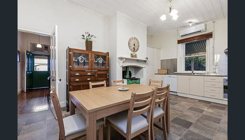 Treasured Memories Cottage - Accommodation Main Beach 9