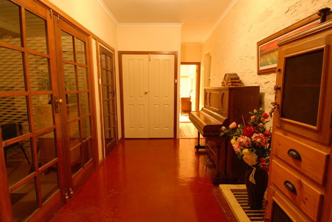 Treasured Memories Cottage - Accommodation Main Beach 19