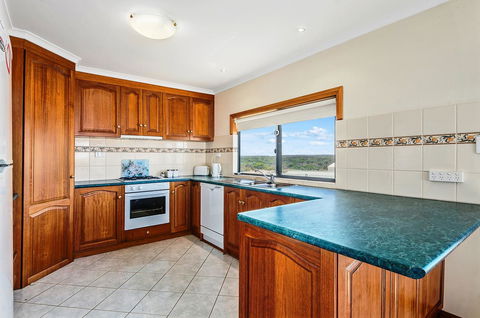 Rocks Retreat House With Sea Views - Accommodation Main Beach 10