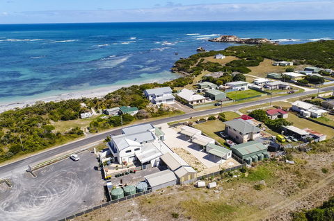 Rocks Retreat House With Sea Views - Accommodation Main Beach 17