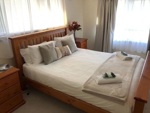 Rocks Retreat House With Sea Views - Accommodation Main Beach 2