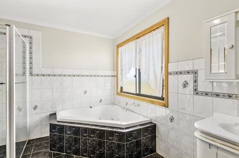 Rocks Retreat House With Sea Views - Accommodation Main Beach 12