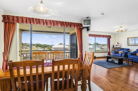 Rocks Retreat House With Sea Views - Accommodation Main Beach 14