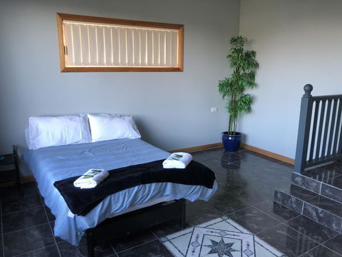 Rocks Retreat House With Sea Views - Accommodation Main Beach 4