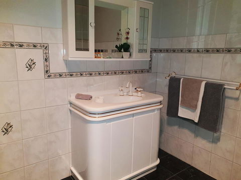 Rocks Retreat House With Sea Views - Accommodation Main Beach 15