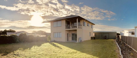 Rocks Retreat House With Sea Views - Accommodation Main Beach 5