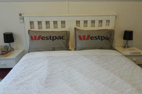 Wozza's B&B - Accommodation Main Beach 35
