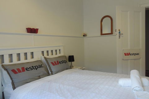 Wozza's B&B - Accommodation Main Beach 36