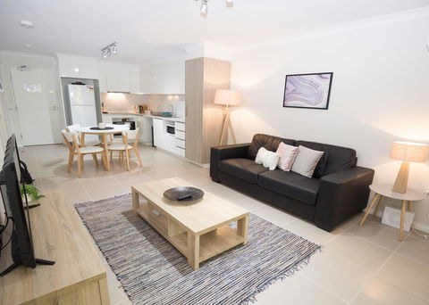 Yaran Suites - Accommodation Main Beach 13