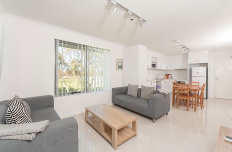 Yaran Suites - Accommodation Main Beach 1