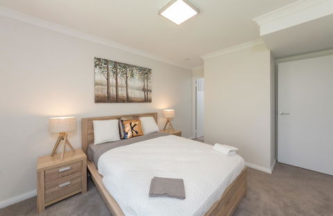 Yaran Suites - Accommodation Main Beach 11