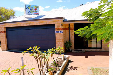 Lazy Lobster Holiday Units & Chalets - Accommodation Main Beach 17