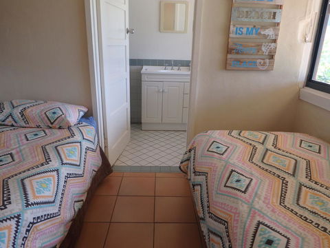 Lazy Lobster Holiday Units & Chalets - Accommodation Main Beach 2