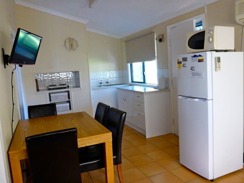 Lazy Lobster Holiday Units & Chalets - Accommodation Main Beach 24