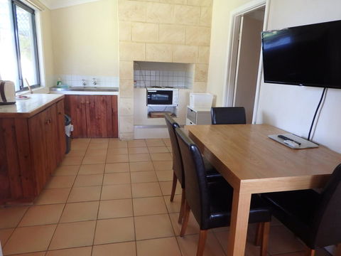 Lazy Lobster Holiday Units & Chalets - Accommodation Main Beach 4
