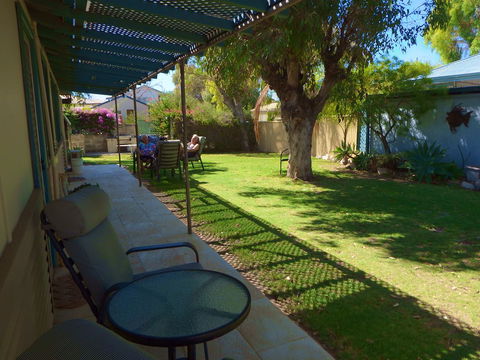 Lazy Lobster Holiday Units & Chalets - Accommodation Main Beach 30