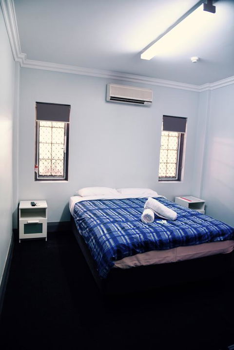 The Emperors Crown Hostel - Accommodation Main Beach 27