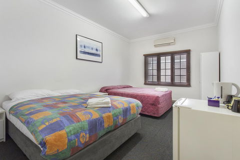 The Emperors Crown Hostel - Accommodation Main Beach 16
