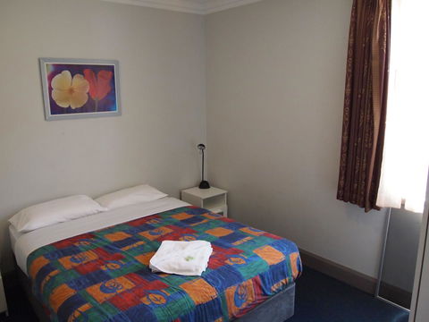 The Emperors Crown Hostel - Accommodation Main Beach 40