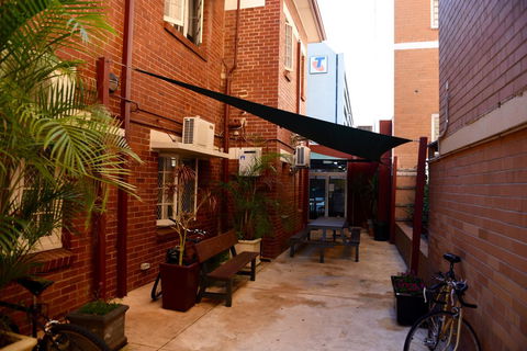The Emperors Crown Hostel - Accommodation Main Beach 10