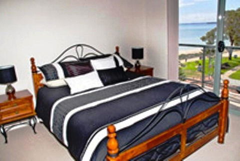 Boardwalk By The Beach - Accommodation Main Beach 9